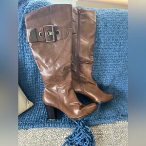 Woman’s brown boots with heel — sz 8